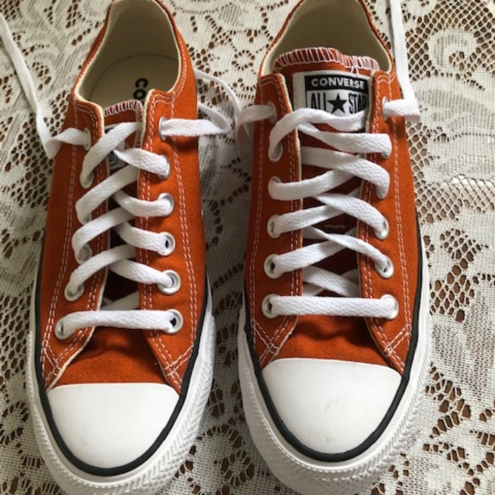 EUC Converse All Star Classic Low Top Canvas Chuck Taylor - Burnt Orange